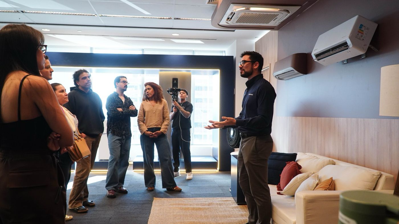 Apresentador explica a linha de ar-condicionado em ambiente do showroom