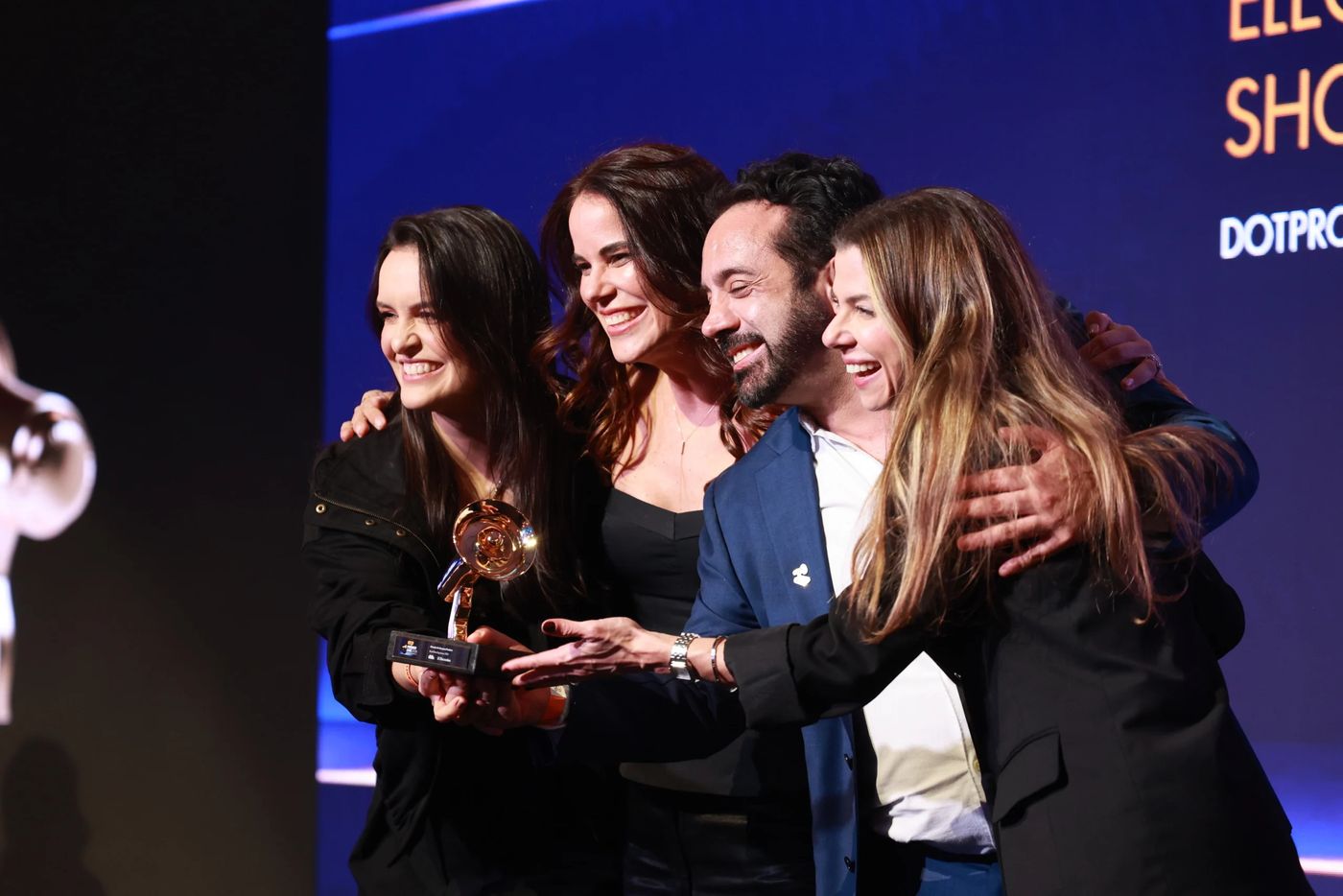 Equipe da Dot. Promo comemora com o troféu no palco