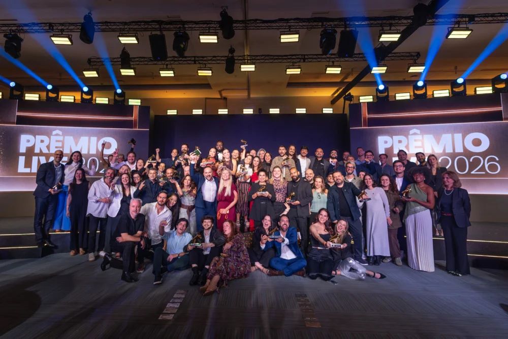 Foto coletiva de todos os premiados no palco do Prêmio Live 2026