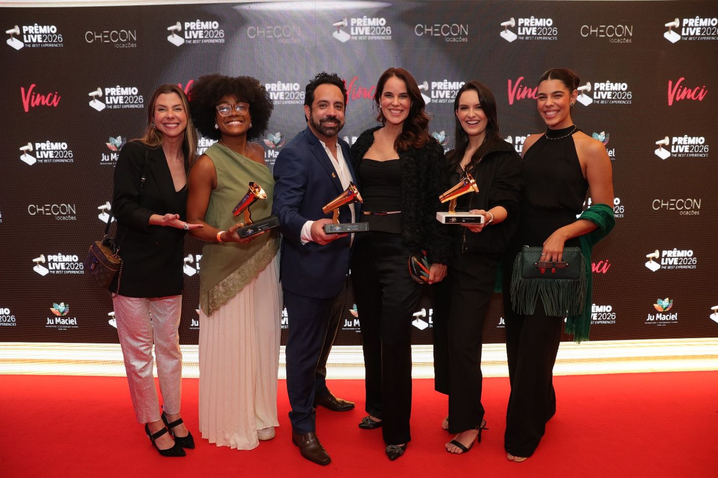 Premiados no tapete vermelho do Prêmio Live 2026, cada um com seu Megafone de Ouro